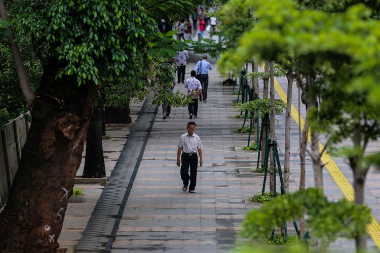 Trotoar sepanjang Jalan Sudirman dan Jalan MH Thamrin tampak mulus dan bisa dilalui oleh pejalan kaki di Jakarta Pusat, Jumat (25/1/2018).