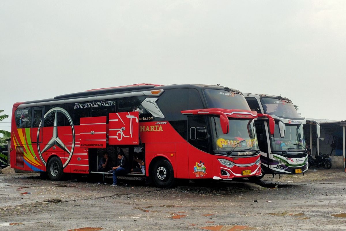 Bus AKAP di terminal Ciawi, Bogor