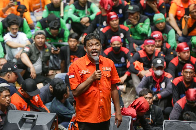 Presiden Partai Buruh Said Iqbal memberikan orasi saat May Day Fiesta dalam rangka memperingati Hari Buruh Internasional di Istora Senayan Jakarta, Senin (1/5/2023). Ribuan buruh turun ke jalan menyampaikan aspirasinya.