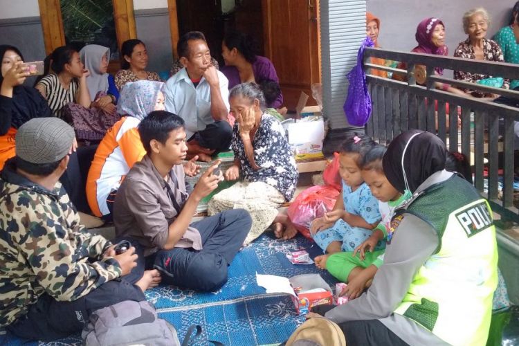 Inilah kondisi warga selamat bencana tanah longsor di Desa Banaran, Kecamatan Pulung, Kabupaten Ponorogo yang berada di rumah pengungsian, Senin ( 3 / 4 / 2017) siang.