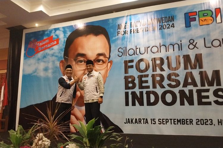 Dewan Pembina FBI, Ma'mun Amin dengan Bacapres dari Koalisi Perubahan untuk Persatuan, Anies Baswedan pada acara launching Forum Bersama Indonesia di Hotel Mega Anggrek, Jumat (15/9/2023). 