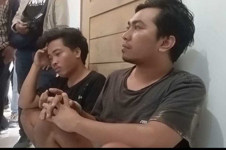 MFH (29) terduga pengedar sabu dan AAG (20) kurir sekaligus pemakai dibekuk aparat kepolisian Sat Narkoba Polres Kota Mataram, Senin (4/7/2022) di Lingkungan Gapuk Selatan, Kelurahan Dasan Agung Kota Mataram.