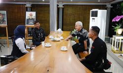 Ganjar Pranowo Terharu Dengar Kisah Alumni SMKN Jateng yang Berhasil Bangun Rumah hingga Sekolahkan Keluarga