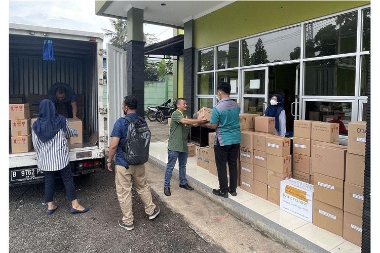 proses unloading obat-obatan dari PT Pharos Indonesia