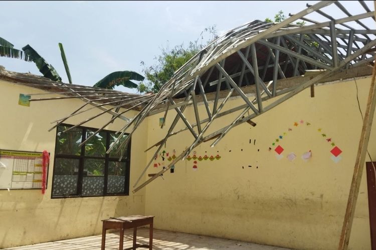 Penampakan ruang kelas di SDN Pondok Cabe Udik, Pamulang akibat atapnya roboh diterpa angin kencang pada Sabtu (25/11/2023).