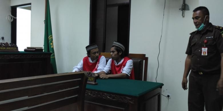 Dua terdakwa kasus pembunuhan dan pemerkosaan karyawati EF (19) di Tangerang, Imam Hapriadi (kiri) dan Rahmat Arifin (kanan), dihadirkan pada sidang vonis di Pengadilan Negeri Tangerang, Rabu (8/2/2017).
