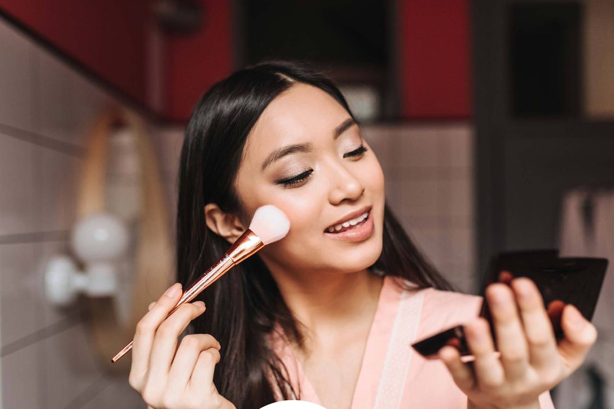 Kita juga bisa menentukan penggunaan make up melalui undertone kulit.