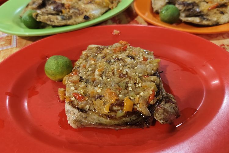 Sajian tuna bakar dengan sambal rica khas Manada, Sulawesi Utara,  Selasa (28/10/2025). 
