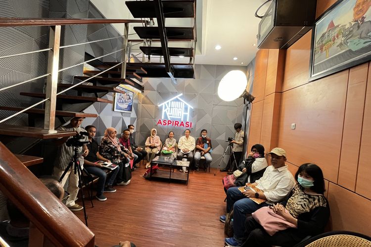 Suasana Rumah Aspirasi saat Wakil Walikota Surabaya Armuji menerima aduan masyarakat, Rabu (13/8/2025).
