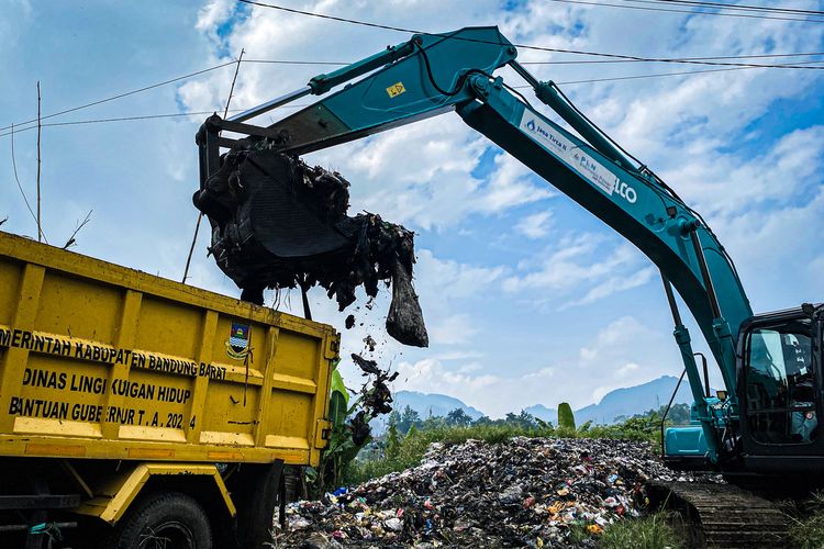 Limbah Pasar Rancapanggung Meluber ke Waduk Saguling, 10 Armada Disiagakan untuk Bersihkan Sampah