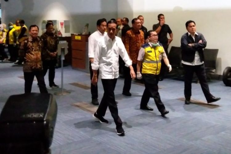 Presiden Joko Widodo saat mengecek tempat pemeriksaan penumpang kedatangan internasional Bandara Soekarno-Hatta, Jumat (13/3/2020)