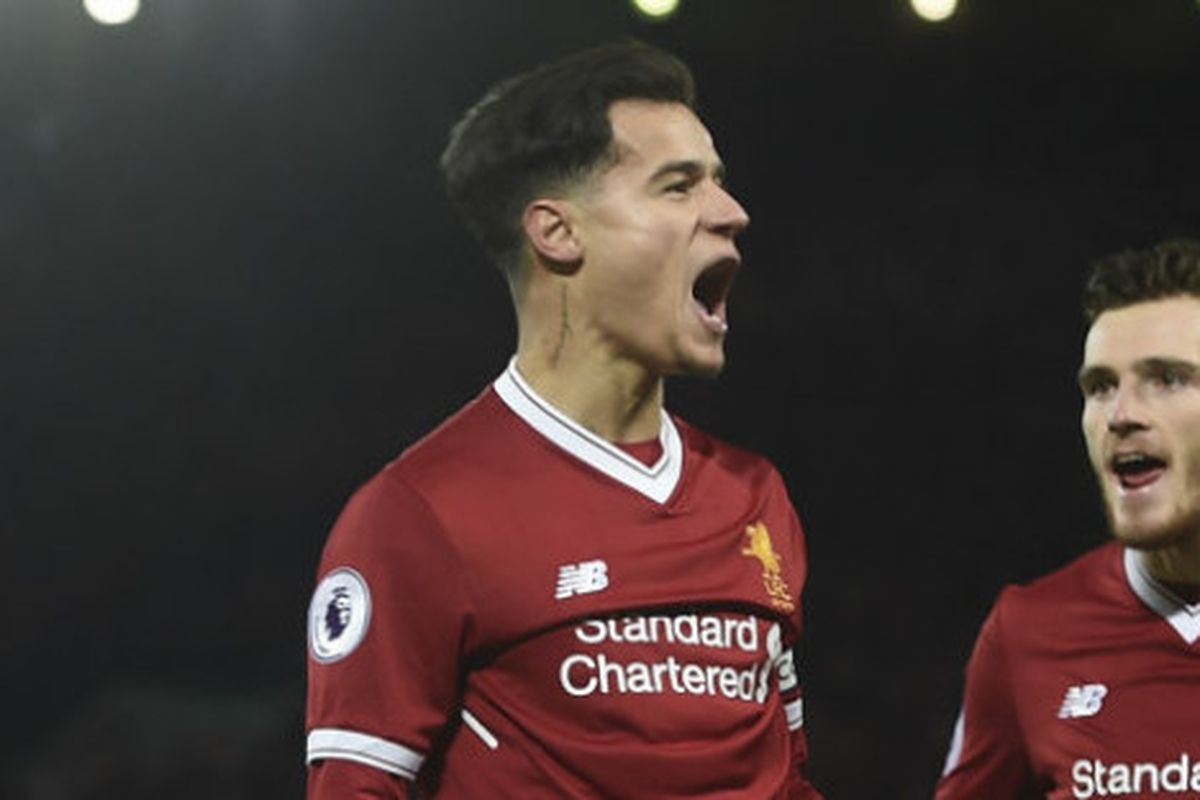 Gelandang Liverpool, Philippe Coutinho, melakukan selebrasi seusai menjebol gawang Swansea City dalam laga di Anfield, Selasa (26/12/2017)