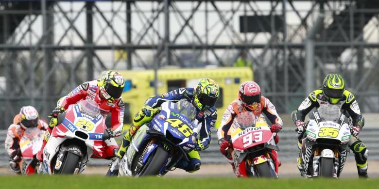 Para pebalap MotoGP (kanan-kiri), Cal Crutchlow (LCR Honda), Marc Marquez (Repsol Honda), Valentino Rossi (Movistar Yamaha), dan Andrea Iannone (Ducati), bersaing saat balapan GP Inggris di Sirkuit Silverstone, Minggu (4/9/2016). 