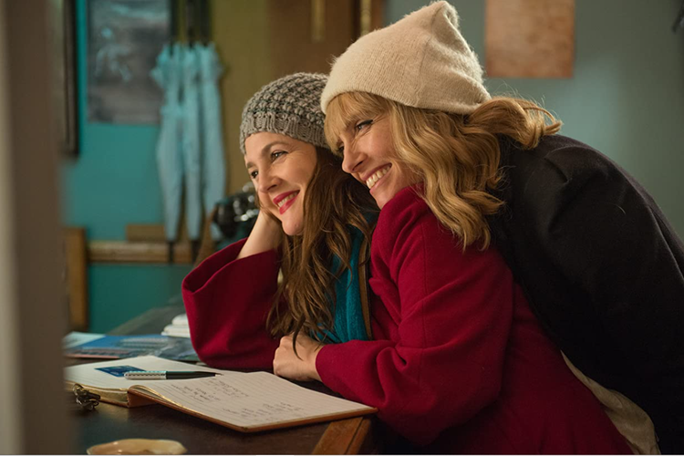Toni Collette dan Drew Barrymore dalam film komedi romantis Miss You Already (2015).