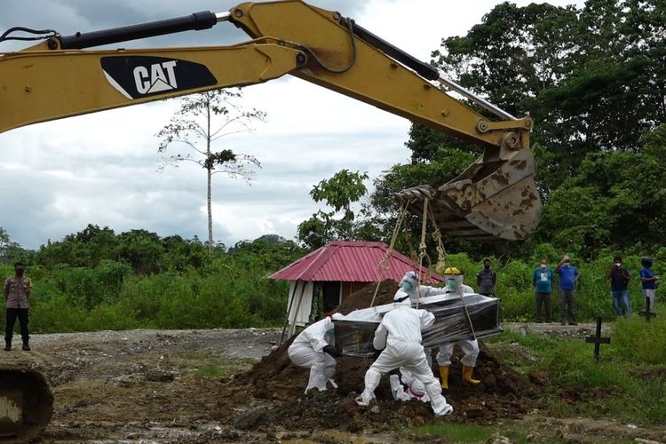 Proses pemakaman WNA asal Ukraina VP (58) di TPU khusus Covid-19 SP 1 Timika, Rabu (18/11/2020). VP dinyatakan positif Covid-19, dan meninggal dunia pada Minggu (15/11/2020) di RSUD Mimika.