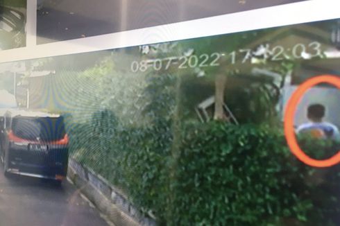 Gambar dari Kamera CCTV Perlihatkan Saat Brigadir J Masih Hidup dan Berdiri di Taman