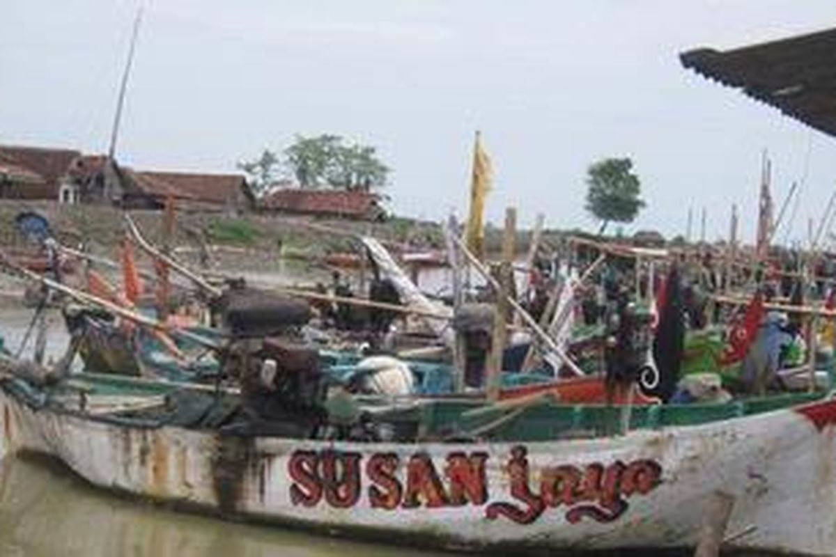 Perahu nelayan Kendal yang tidak melaut.