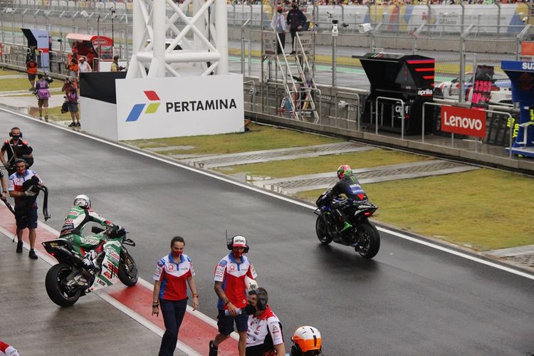 Para marshal, pebalap, dan kru mulai kembali ke lintasan Sirkuit Mandalika untuk menjalani balapan MotoGP Indonesia 2022 yang sempat tertunda karena hujan pada Minggu (20/3/2022).