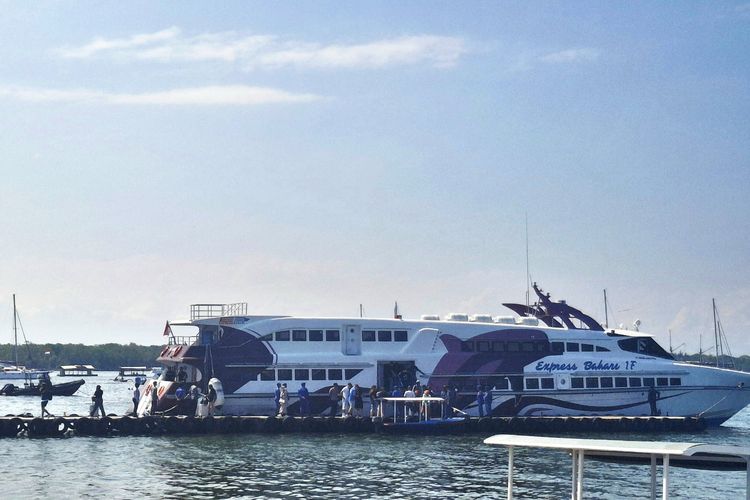 Kapal Cepat rute Banyuwangi-Denpasar, saat berlabuh di Pelabuhan Serangan, Kota Denpasar, Bali, pada Kamis (24/7/2025). KOMPAS.com/ Yohanes Valdi Seriang Ginta
