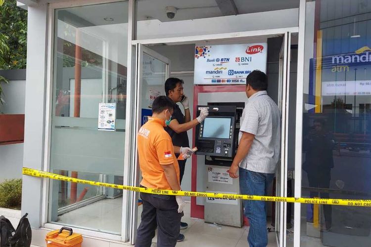 Tim Inafis Polresta Tasikmalaya sedang menyelidiki mesin ATM lokasi para penjahat saat hendak memperdayai korban dengan modus ganjel ATM di SPBU Jalan RE Martadinata Kota Tasikmalaya, Jawa Barat, Minggu (28/8/2022).