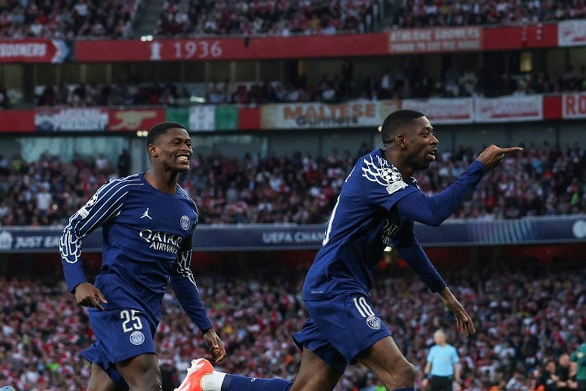 Ousmane Dembele (kanan) merayakan gol dalam pertandingan leg pertama semifinal Liga Champions antara Arsenal vs PSG di Stadion Emirates di London utara, pada 29 April 2025. (Photo by Adrian Dennis / AFP)