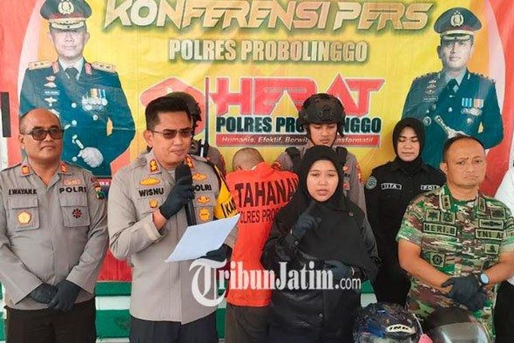 Polisi menangkap TNI gadungan yang melakukan perampokan di hutan jati Kabupaten Probolinggo, Jawa Timur, Minggu (21/7/2024). Pelaku berinisial HA merampok barang-barang berharga wanita kenalannya.