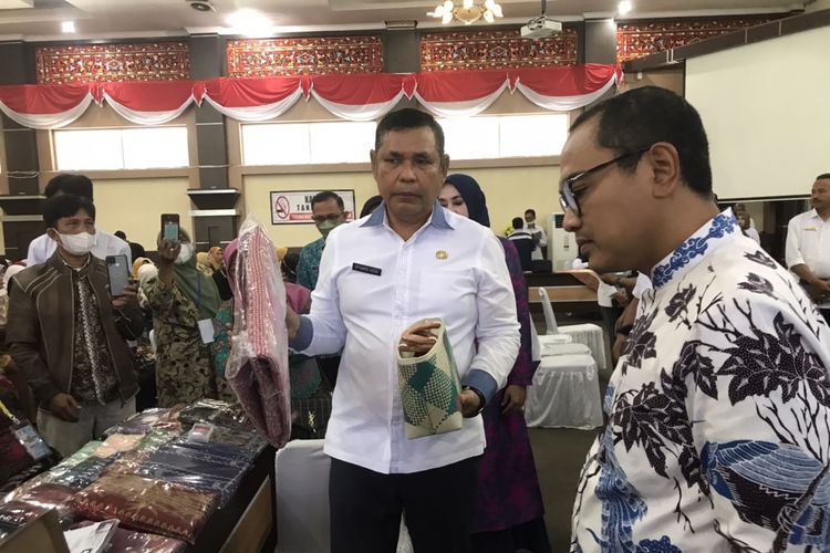 Bupati Solok, Epyardi Asda menunjukkan produk kerajinan asal Solok berupa anyaman tas dan tikar dari bahan pandan di saat Kick Off Program UMKM Solok Bangkit di Kantor Bupati Solok, Sumatera Barat pada Rabu (18/9/2022).