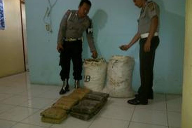 20 kilogram paket ganja kering ditemukan dalam bungkusan dua karung kunyit di Komplek Terminal Kota Matang Glumpang Dua, Kecamatan peusangan, Kabupaten Bireuen, Aceh. DESI