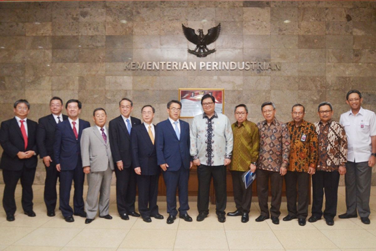 Menteri Perindustrian Airlangga Hartarto didampingi pejabat eselon I Kementerian Perindustrian melakukan pertemuan dengan Gubernur Prefektur Aichi, Hideaki Ohmura beserta delegasi di Kementerian Perindustrian, Jakarta, Senin (21/8/2017.