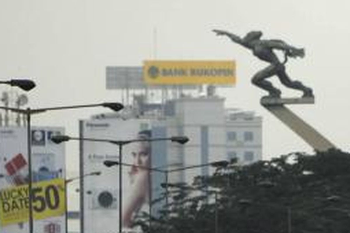 Patung Dirgantara atau yang lebih dikenal sebagai Patung Pancoran, di kawasan Pancoran, Jakarta Selatan, Kamis (5/5/2011). 