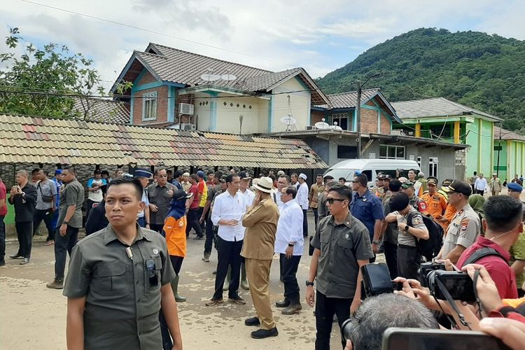 Presiden Joko Widodo (Jokowi) di Ponpes La Tansa, Lebak, Selasa (7/1/2020) saat meninjau lokasi banjir bandang di Lebak, Banten. 