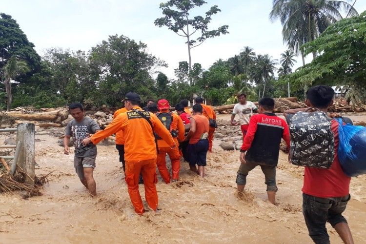 Basarnas saat membantu evakuasi korban banjir bandang