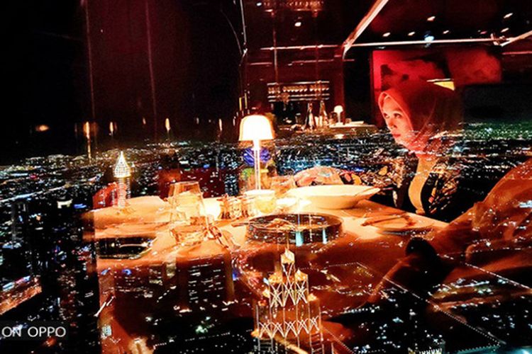 Makan malam di lantai 122, diambil dengan fitur Night Mode dalam Oppo R17 Pro
