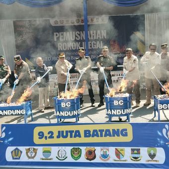 Pemusnahan 9,2 juta batang rokok ilegal tanpa cukai oleh Kantor Pelayanan dan Pengawasan Bea dan Cukai (KPPBC) Tipe Madya Pabean A, di Jalan Rumah Sakit, Kota Bandung, Jawa Barat, Rabu (26/11/2025).