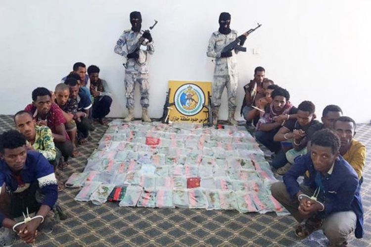 Petugas Penjaga Perbatasan Arab Saudi bersama sejumlah tersangka penyelundup dan barang bukti ganja.