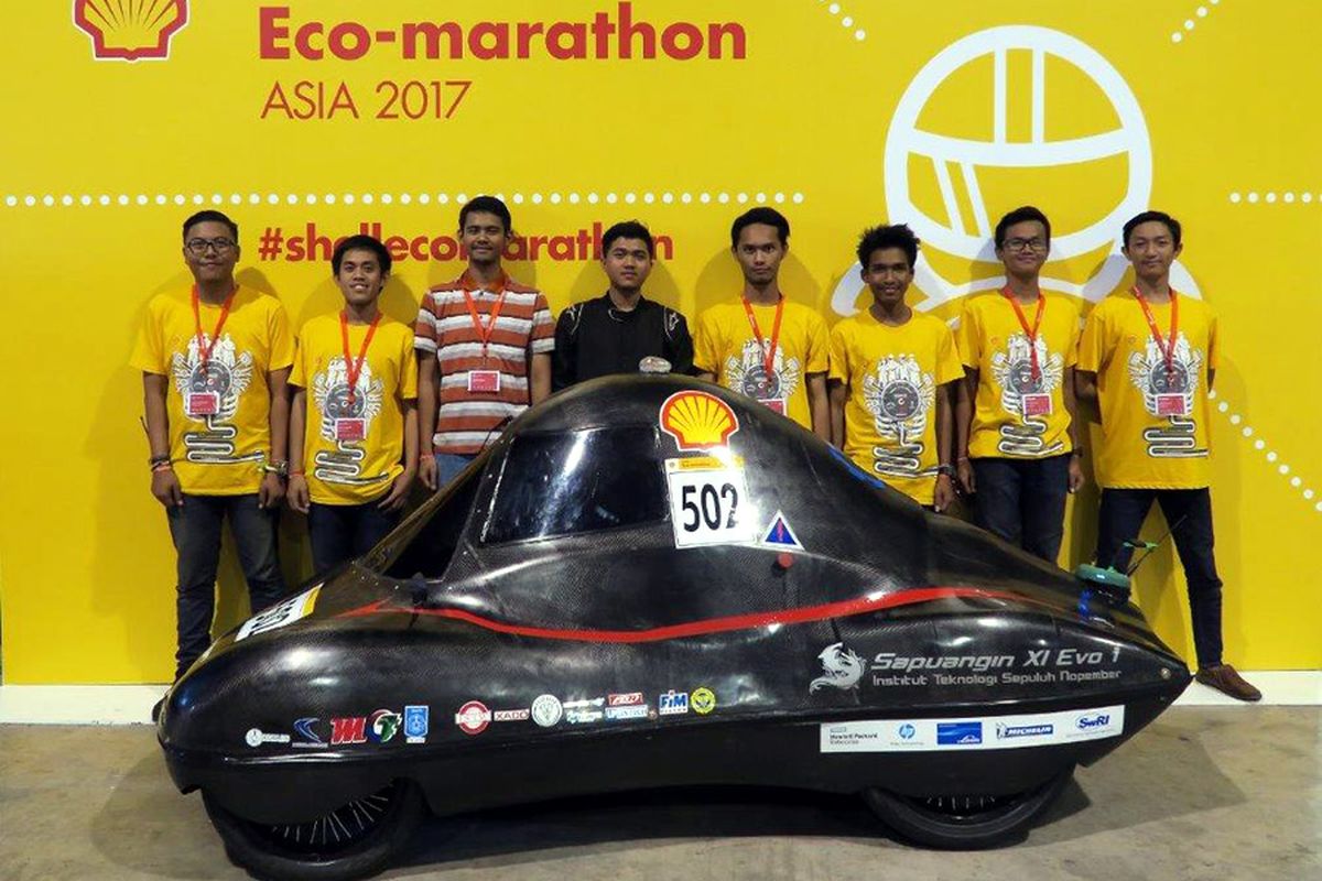 Tim mahasiswa ITS dengan mobil ciptaannya, akan berkompetisi tingkat dunia di INggris.