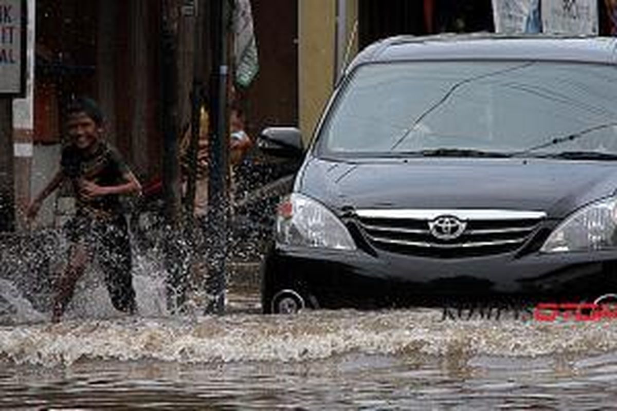 Mengemudi di jalan basah dan tergenang perlu kewaspadaan lebih