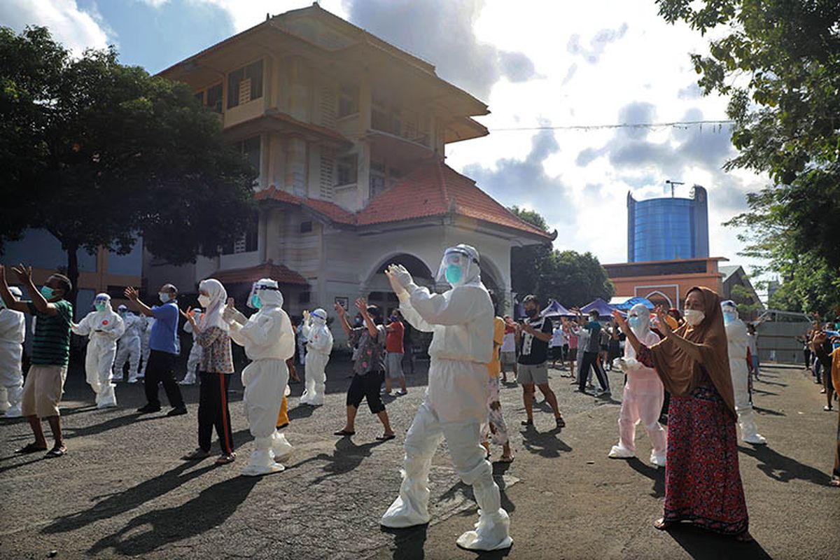 Wali Kota Surabaya Eri Cahyadi ikut senam pagi bersama warga yang menjalani isoman di Rumah Sehat Tambaksari. 