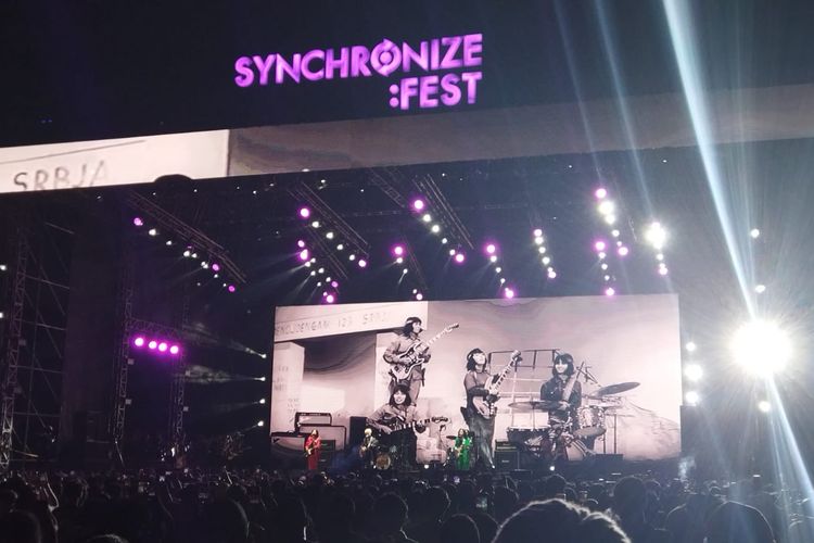 Band legendaris Dara Puspita memeriahkan hari kedua Synchronize Fest 2022 yang digelar di Gambir Expo, Kemayoran, Jakarta Pusat, Sabtu (8/10/2022).