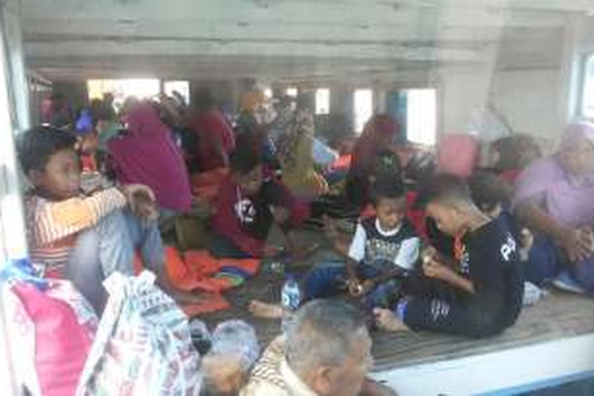 Kondisi di dalam kapal KM Radja saat jelang pemberangkatan dari Pelabuhan Kali Adem, Muara Angke, Jakarta Utara menuju Pulau Pramuka, Minggu (9/1/2017)