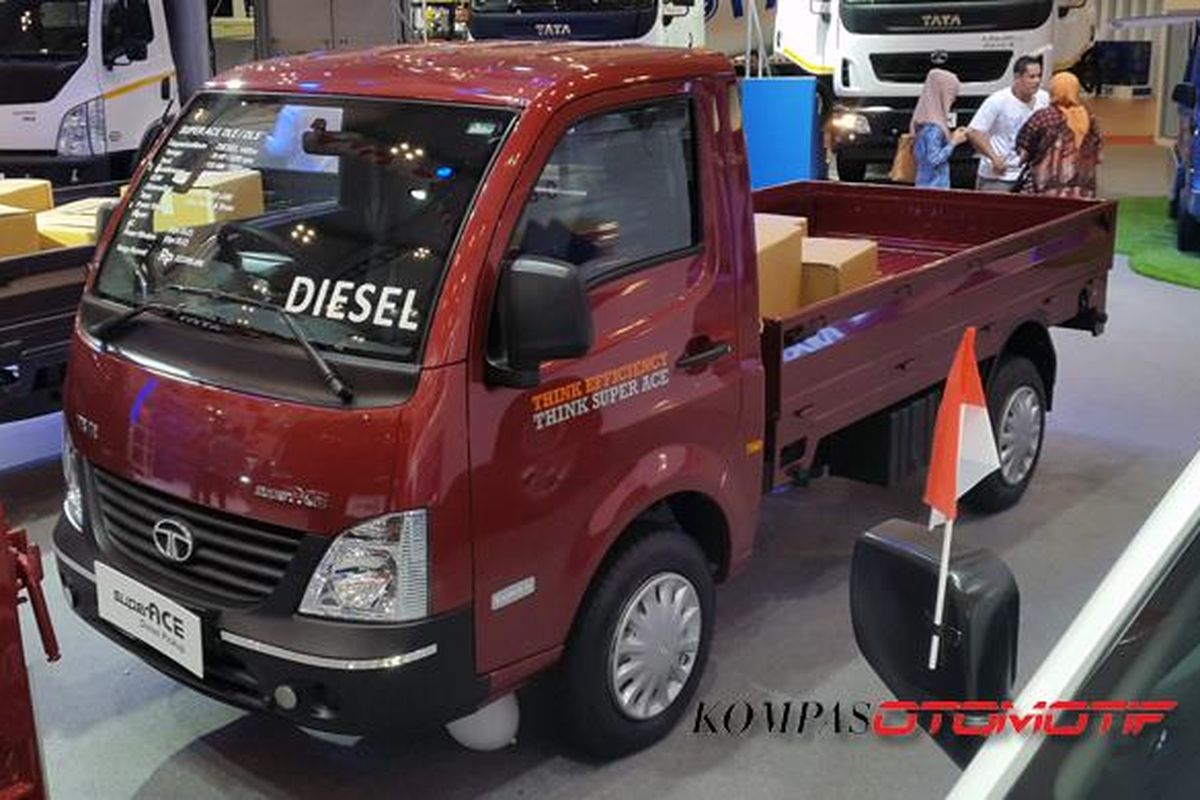 Warna baru Tata Super Ace, merah.