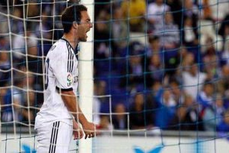 Salah satu reaksi penyerang Real Madrid, Gonzalo Higuain, saat melawan Espanyol, Sabtu atau Minggu (12/5/2013).