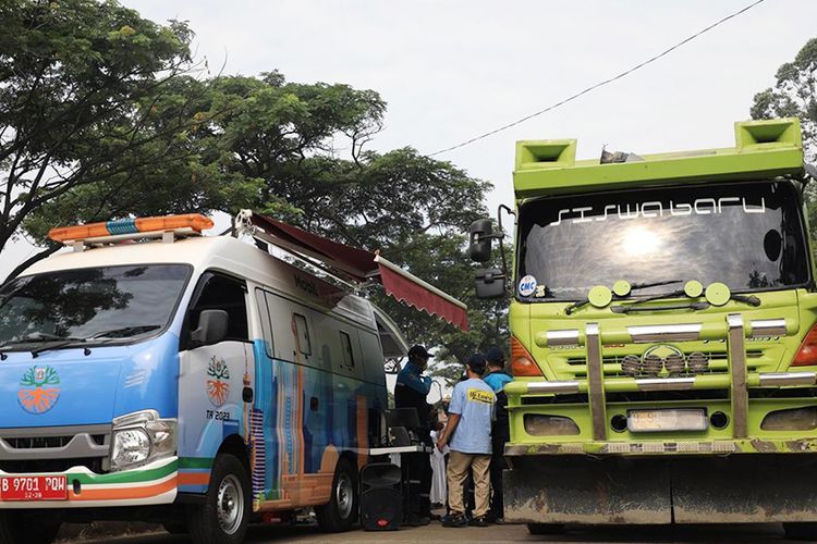 Ilustrasi uji emisi truk dan bus