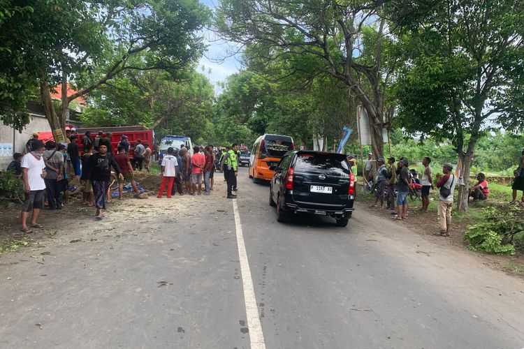 Peristiwa truk tabrak dua pemotor di Jalan Desa Sumberkolak, Kecamatan Panarukan, Kabupaten Situbondo, Provinsi Jawa Timur pada Sabtu (20/1/2024).