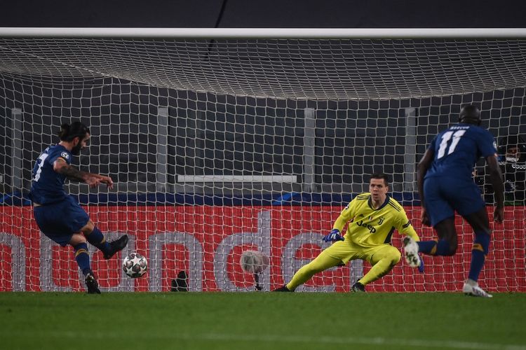 Proses gol penalti Sergio Oliveira pada laga atletico madrid leg kedua babak 16 besar Liga Champions, Juventus vs FC Porto, di Stadion Allianz, 9 Maret 2021. 