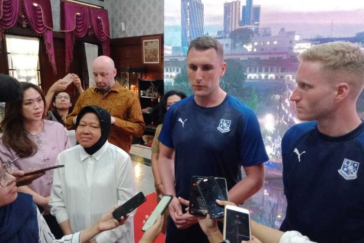 Wali Kota Surabaya Tri Rismaharini menerima audiensi dua pelatih sepak bola asal klub Tranmere Rovers, Daniel ODonell dan Matthew Hunter di rumah dinas wali kota, Jalan Sedap Malam Surabaya, Senin (10/2/2020).