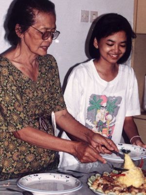 Sarie Febriane (kanan) dan neneknya, Niniek Soewarni, dalam sebuah acara keluarga pada 1993.