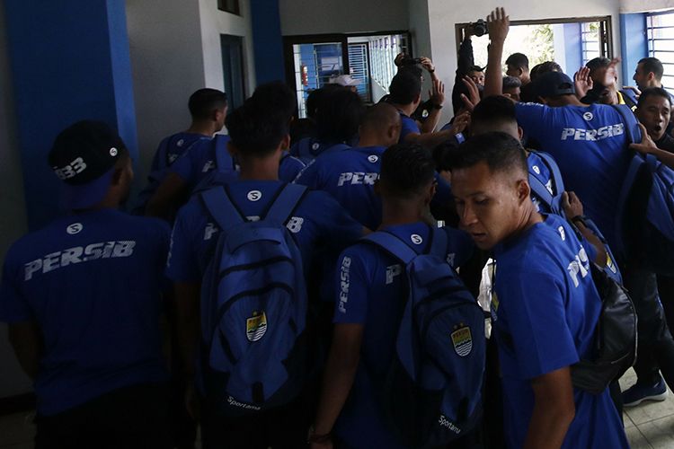 Para pemain Persib Bandung berkumpul di Mes Persib sebelum bertolak menuju Surabaya, Selasa (3/7/2019).