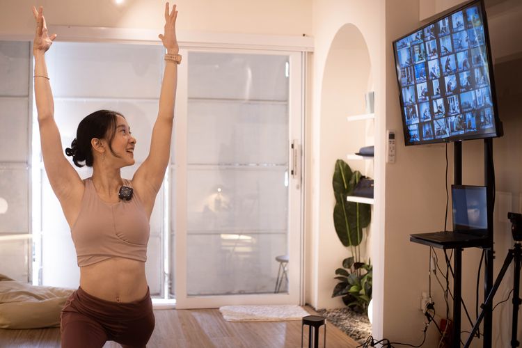 Jeniver Ling-ling ketika membuka kelas yoga online di kediamannya di Bandung.