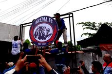 Aremania Pasang Kembali Logo Arema FC yang 2 Hari Lalu Dibakar